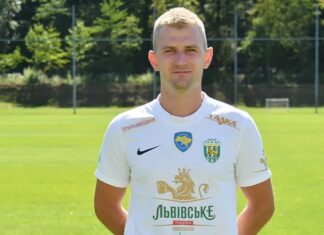 Футболиста Карпат лишили капитанской повязки за предматчевую установку на русском Футболиста Карпат лишили капитанской повязки за предматчевую установку на русском