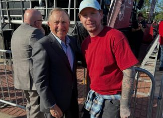 Кузнецов на финале Кубка Стэнли сделал фото с главой НХЛ Кузнецов на финале Кубка Стэнли сделал фото с главой НХЛ