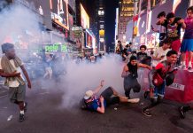 Беспорядки фанатов «Нью-Йорк Никс» после 4-го матча финала НБА Беспорядки фанатов «Нью-Йорк Никс» после 4-го матча финала НБА