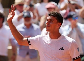 Серундоло выиграл турнир ATP-500 в Лондоне Серундоло выиграл турнир ATP-500 в Лондоне
