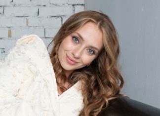 Виктория Синицина продемонстрировала новый образ с белым кружевным лифчиком Виктория Синицина продемонстрировала новый образ с белым кружевным лифчиком