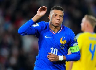 Спорный эпизод: судья не назначил пенальти в матче Франция — Сенегал Спорный эпизод: судья не назначил пенальти в матче Франция — Сенегал