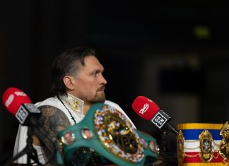Украинец Александр Усик отказался от трёх поясов чемпиона мира Украинец Александр Усик отказался от трёх поясов чемпиона мира