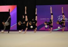 Российские гимнастки тренируются с триколором перед стартом в Клуже-Напока Российские гимнастки тренируются с триколором перед стартом в Клуже-Напока