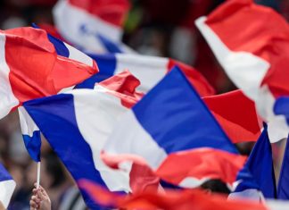 Болельщица погибла во время празднования победы Франции над Марокко на ЧМ-2026 Болельщица погибла во время празднования победы Франции над Марокко на ЧМ-2026