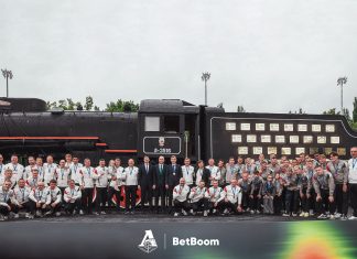 «Локомотив» вручил игрокам бронзовые медали и награды «Локомотив» вручил игрокам бронзовые медали и награды
