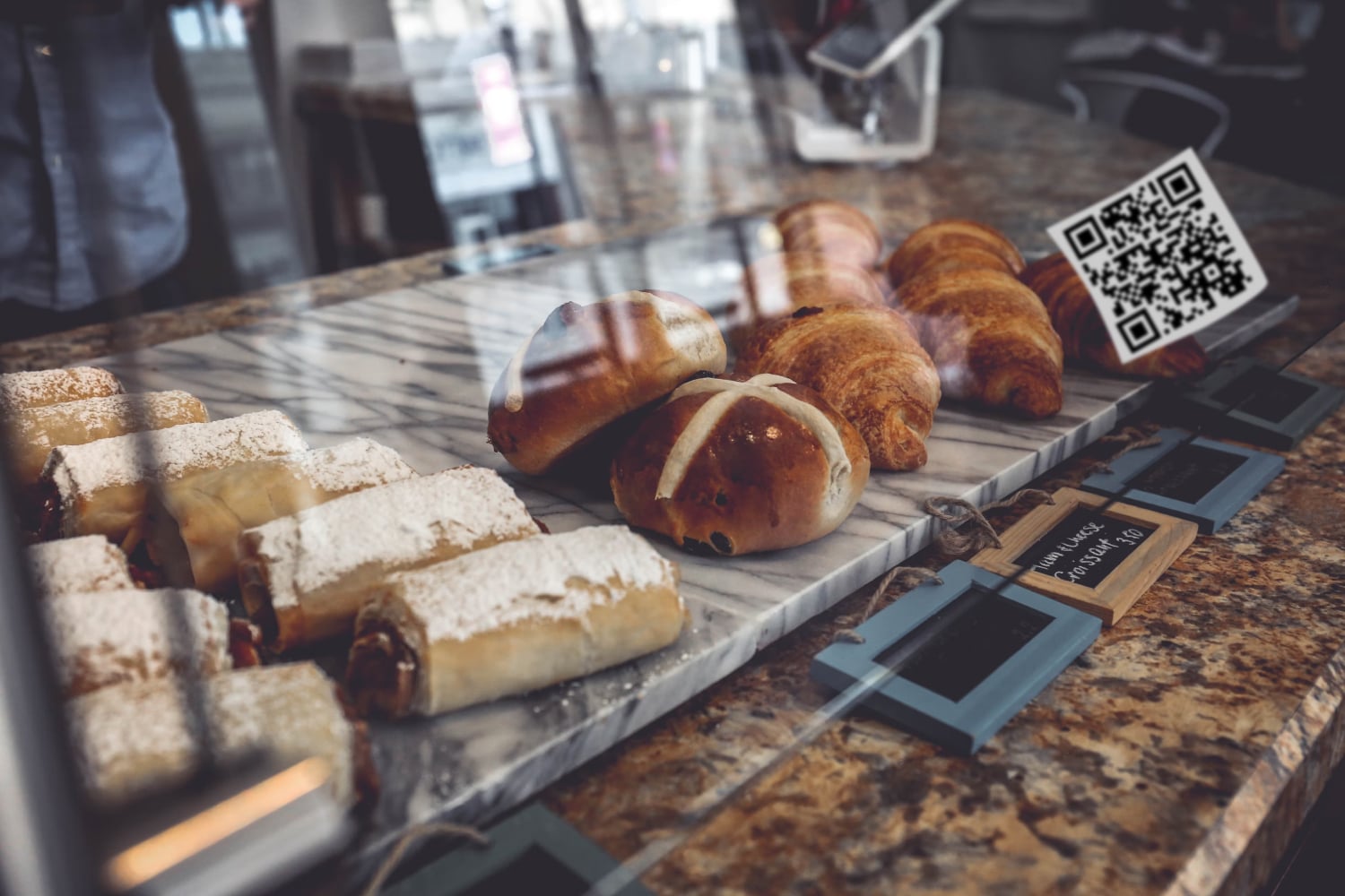 Куар-код можно наклеить прямо на витрину