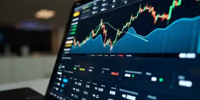 Сторонники биткоина интересуются акциями и золотом