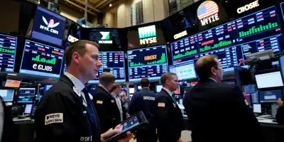 Американские акции растут перед данными PCE, Netflix снижается из-за сделки с WBD