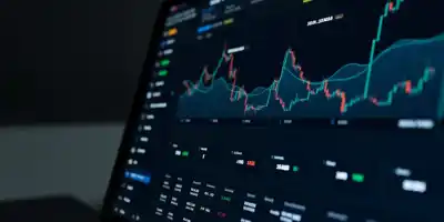 Стратеги JPMorgan отмечают осторожность хедж-фондов в отношении акций