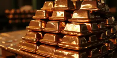 Медь приблизилась к отметке в 13 000 долларов за тонну