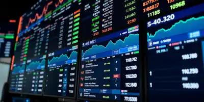 Доллар укрепляется, акции слабеют на фоне хрупких настроений: обзор рынков