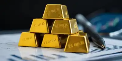 Золото на пути к четвертому месячному росту на фоне ожиданий снижения ставок ФРС