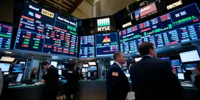 Фьючерсы США снижаются на фоне изменений в программе H-1B