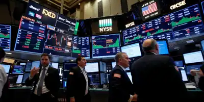 Колебания на Уолл-стрит из-за спада криптовалют и рисков