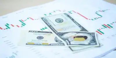 Доллар приближается к максимуму за два месяца на фоне глобальных фискальных рисков