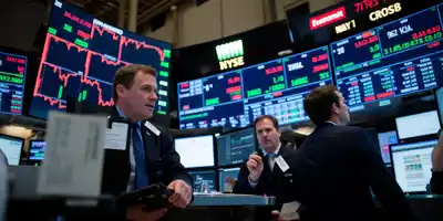 Азиатские акции снижаются из-за проблем на рынке труда в США: обзор рынков