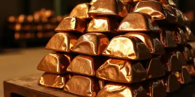 Цена меди колеблется ниже 12000 долларов за тон после ралли поставок