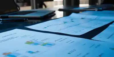 Слабость индийской рупии и задержка сделки с США усиливают тревогу на рынках