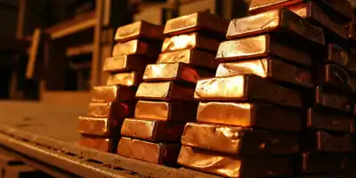 Медь приближается к 12 000 долларов за тонну в рекордном росте 2025 года