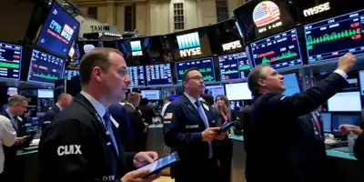 S&P 500 снижается от рекорда на фоне роста акций оборонного сектора