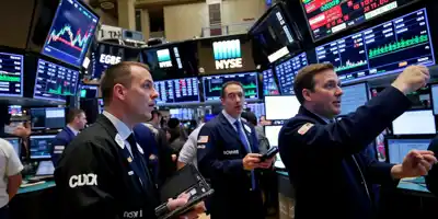 Уолл-стрит оценивает макроданные и прогнозы по ставкам