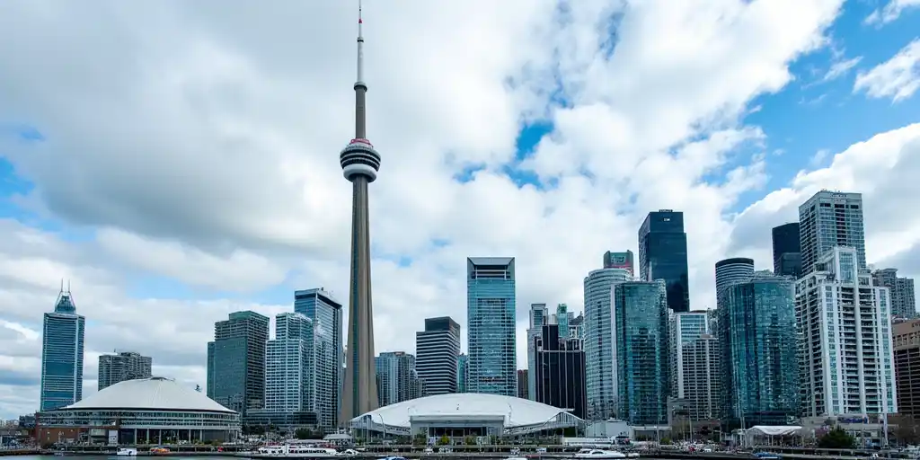 Цены на жилье в Торонто продолжают снижаться при высоком уровне предложений