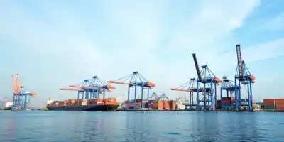 Китайская торговля замедлилась впервые с мая