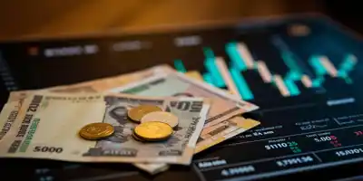 Индийская рупия обновила исторический минимум к доллару на фоне торговых ограничений