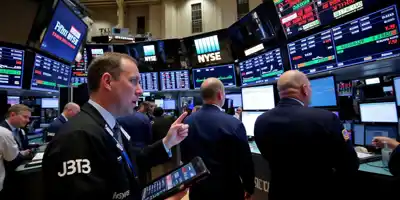 Акции США снижаются на финише волатильной недели: Intel падает на отчетах