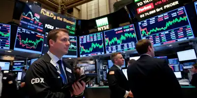 Американские индексы обновили рекорды перед Рождеством: золото превысило 4500 долларов