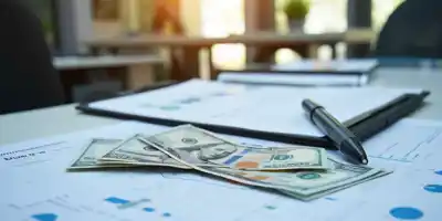 Доллар сохраняет минимальную волатильность с 2013 года на фоне бюджетного кризиса