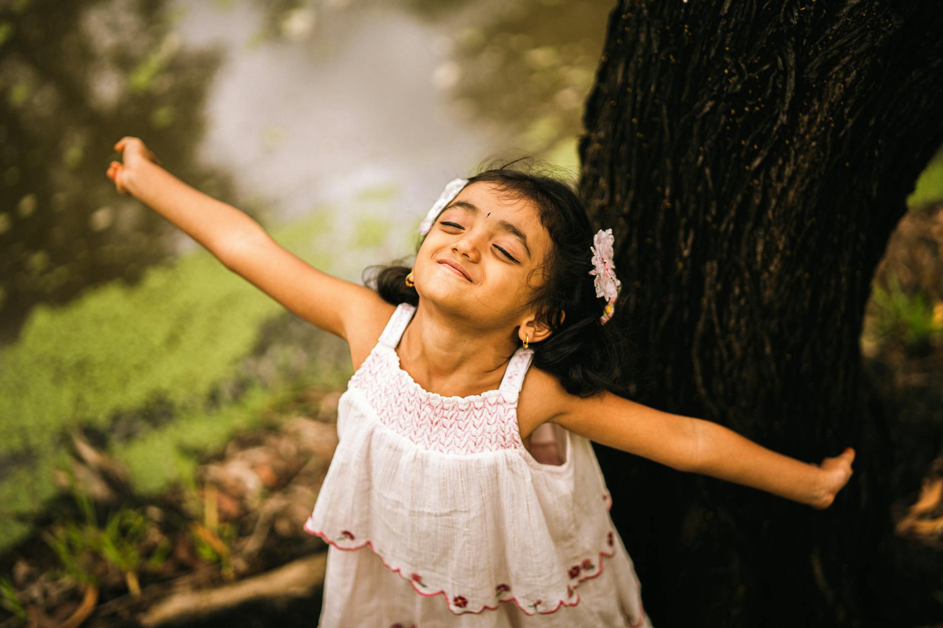 Радостный ребенок на природе