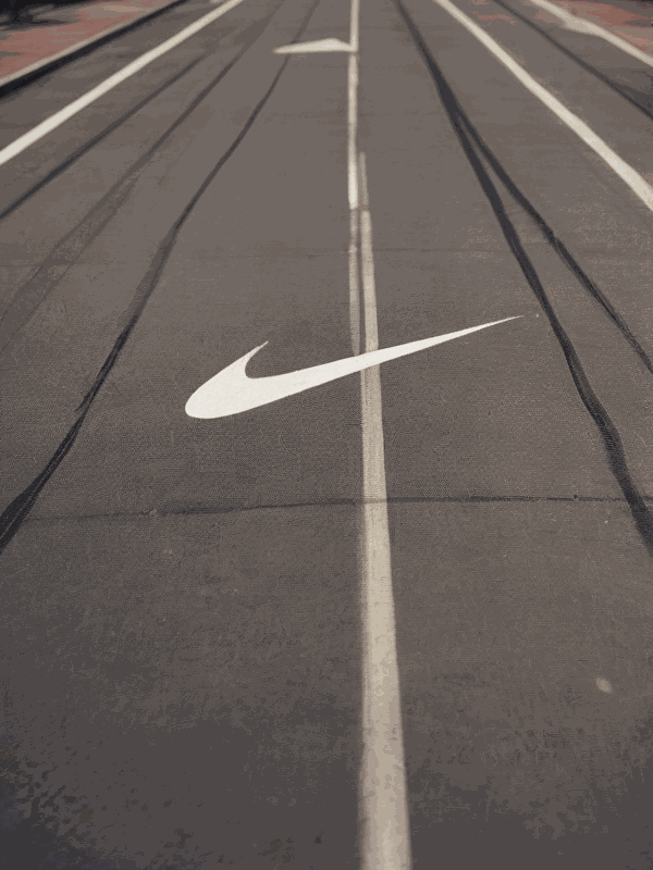эмбиент реклама nike с логотипом на беговых дорожках вдоль улиц