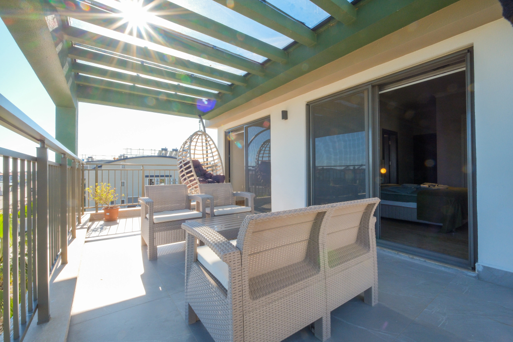 Classic Family room with balcony