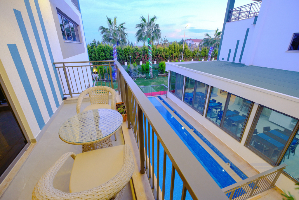 Deluxe room with balcony and with pool view