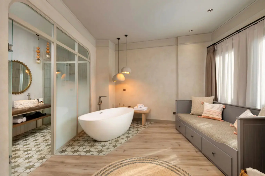 Suite with Bathtub