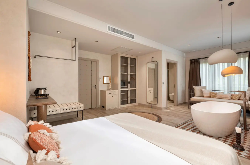 Suite with Bathtub