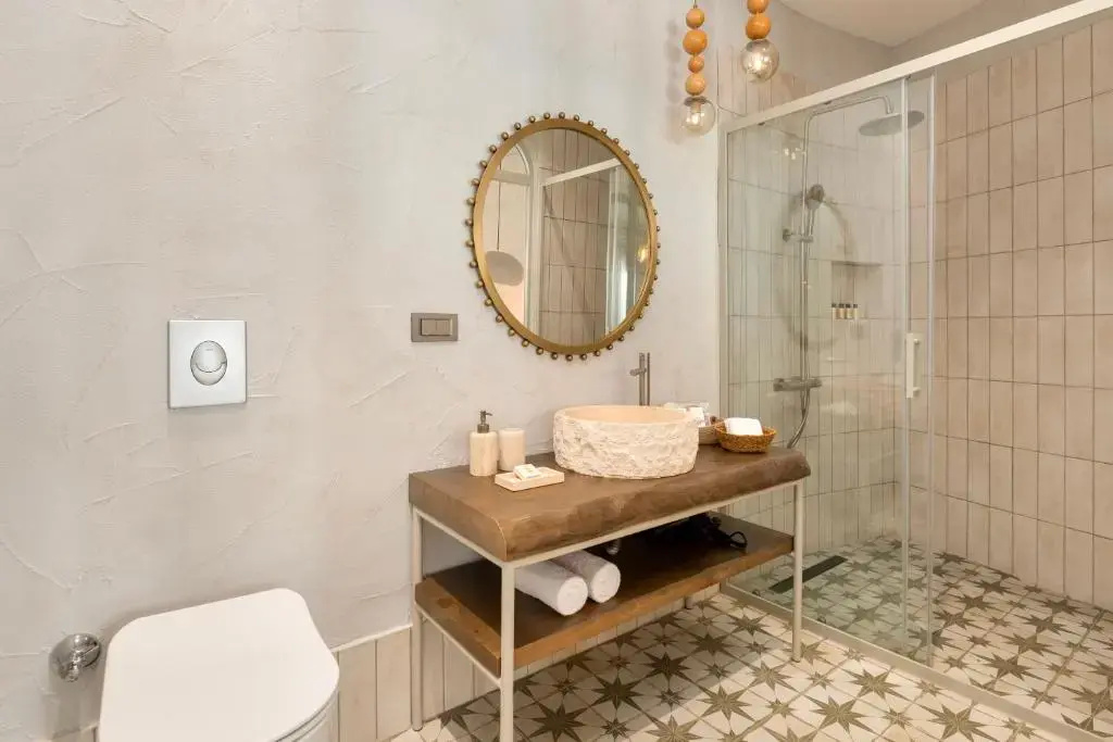 Double Suite with Bathtub