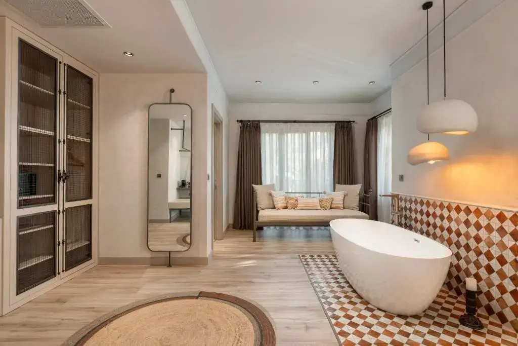 Double Suite with Bathtub