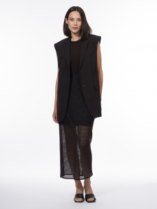 Удлиненный прямой жилет с акцентными плечами