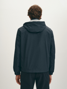 Легкая куртка-ветровка с капюшоном на молнии