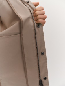 Ветровка из эластичного хлопка с накладными карманами