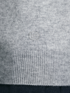 Джемпер с высоким горлом и длинным рукавом