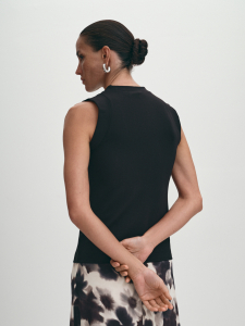 Однотонный трикотажный базовый топ