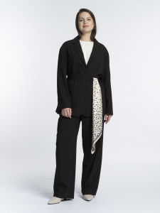 Однобортный пиджак из шерстяной ткани с поясом