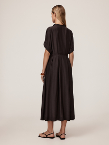 Легкое платье приталенного силуэта