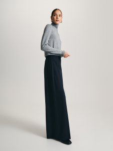 Джемпер с высоким горлом и длинным рукавом