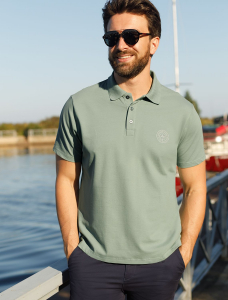 Футболка-поло из фактурного трикотажа