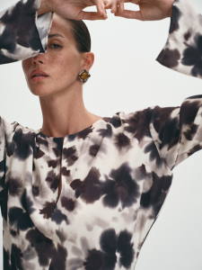 Длинное платье с рукавами